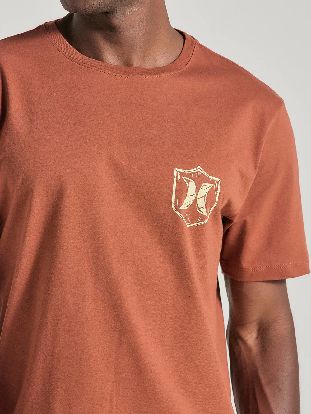 Camiseta Marrom Manga Curta Estampa Hurley Eagle - Image 4